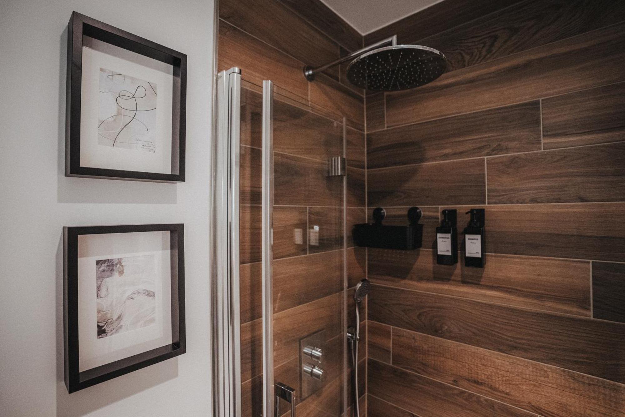 Downtown Apartment Mit Luxusbad Am Hafen Nur 5 Minuten Zu Fuss In Die Innenstadt Und Zum Bahnhof! Oldenburg Kültér fotó